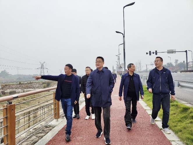 集團公司黨委書記、董事長鄧華一行前往青白江現(xiàn)代種業(yè)園區(qū)等調(diào)研