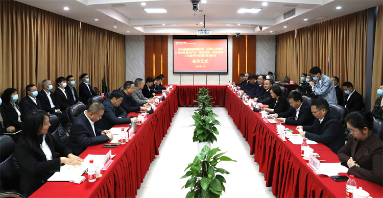 集團(tuán)公司與萬(wàn)源市人民政府正式簽訂《萬(wàn)源舊院黑雞產(chǎn)業(yè)“綠色發(fā)展、種業(yè)振興”三年提升行動(dòng)項(xiàng)目投資協(xié)議》